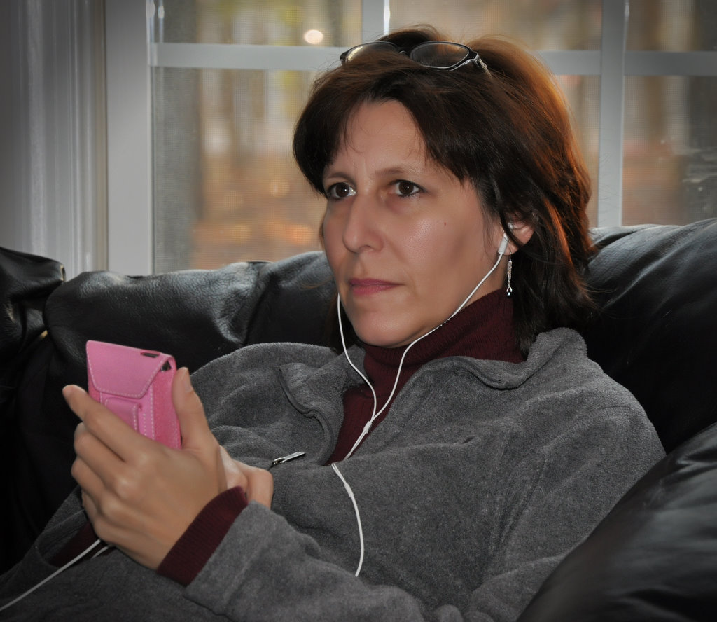 Susan_Listening_to_iPod_Touch